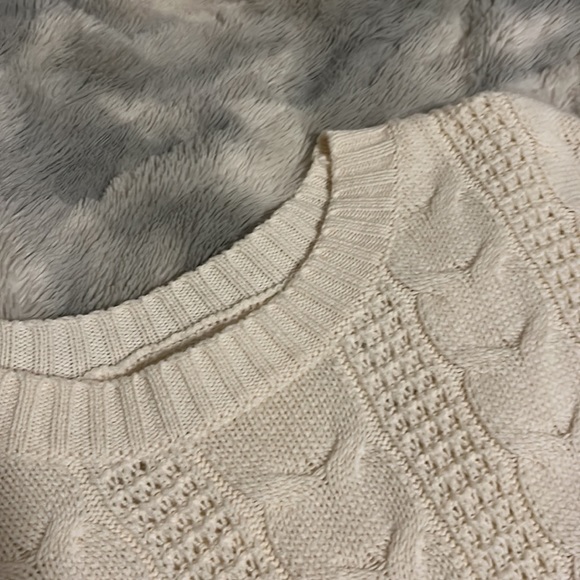 NWT. American Eagle - Cream Sweater with Green Trim - Size: Medium - Picture 6 of 8